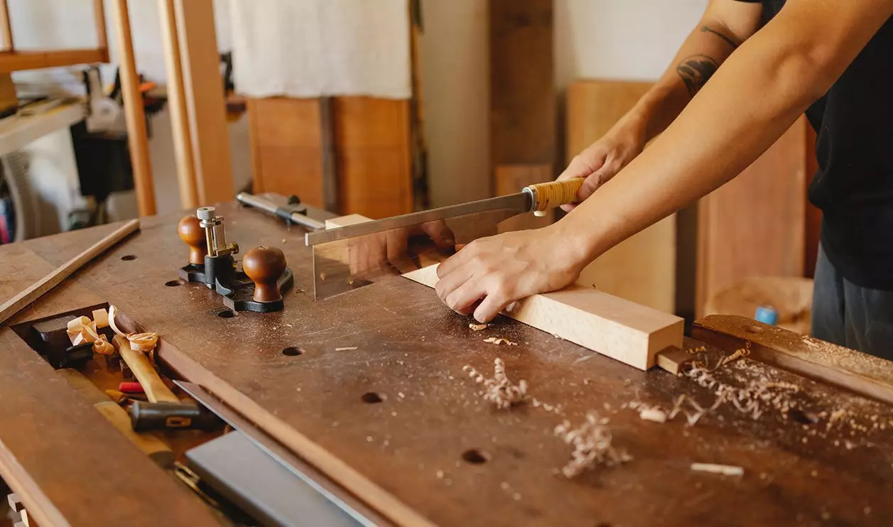 carpintero cortando Muebles a medida Almería