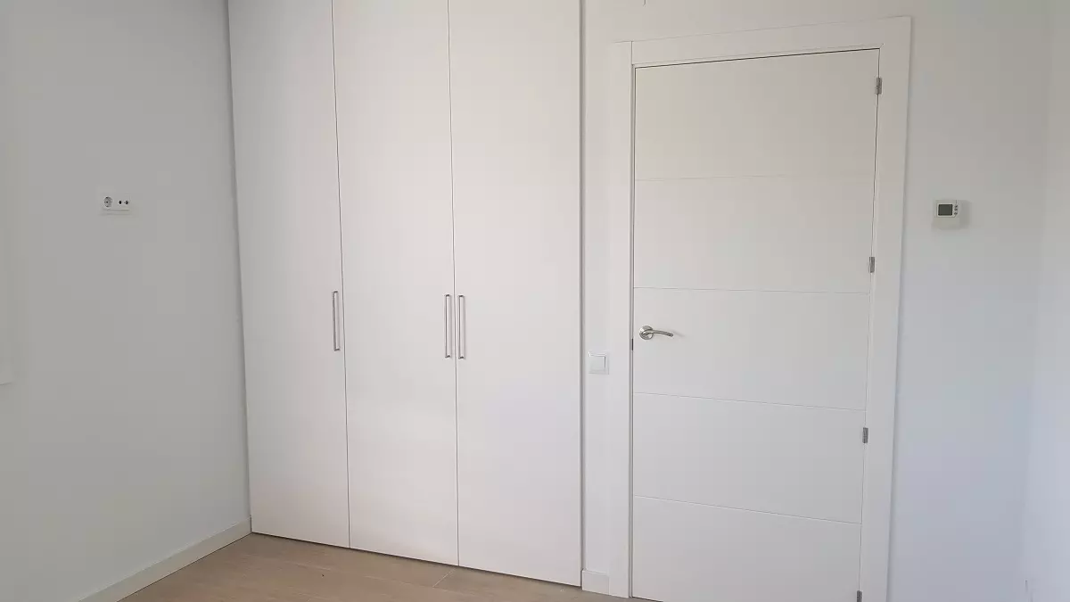 puerta y armarios empotrados blancos Armarios empotrados Almería